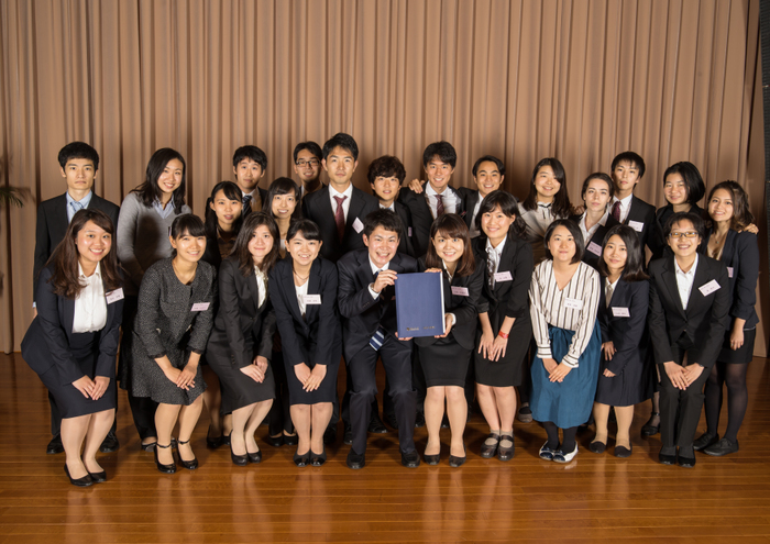 第１期履修生から38名の修了生が誕生しました。当日は武田ホールにて修了式が行われました。