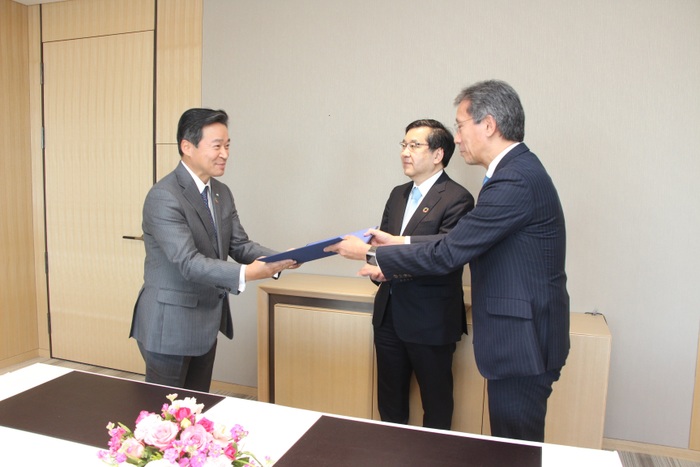 住友商事 兵頭社長(左)、東京大学 五神総長(中)、東京大学 藤井副学長(右)